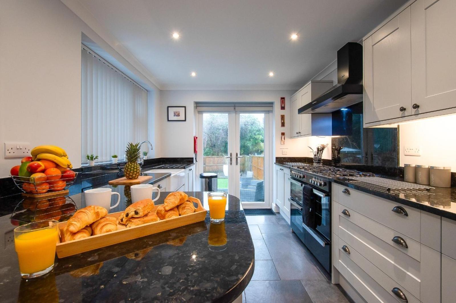 Casa One Hundred - A Beautiful 4 Bed House On The Beach Front Swansea Exterior photo