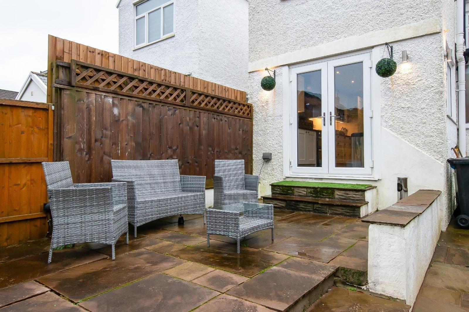 Casa One Hundred - A Beautiful 4 Bed House On The Beach Front Swansea Exterior photo