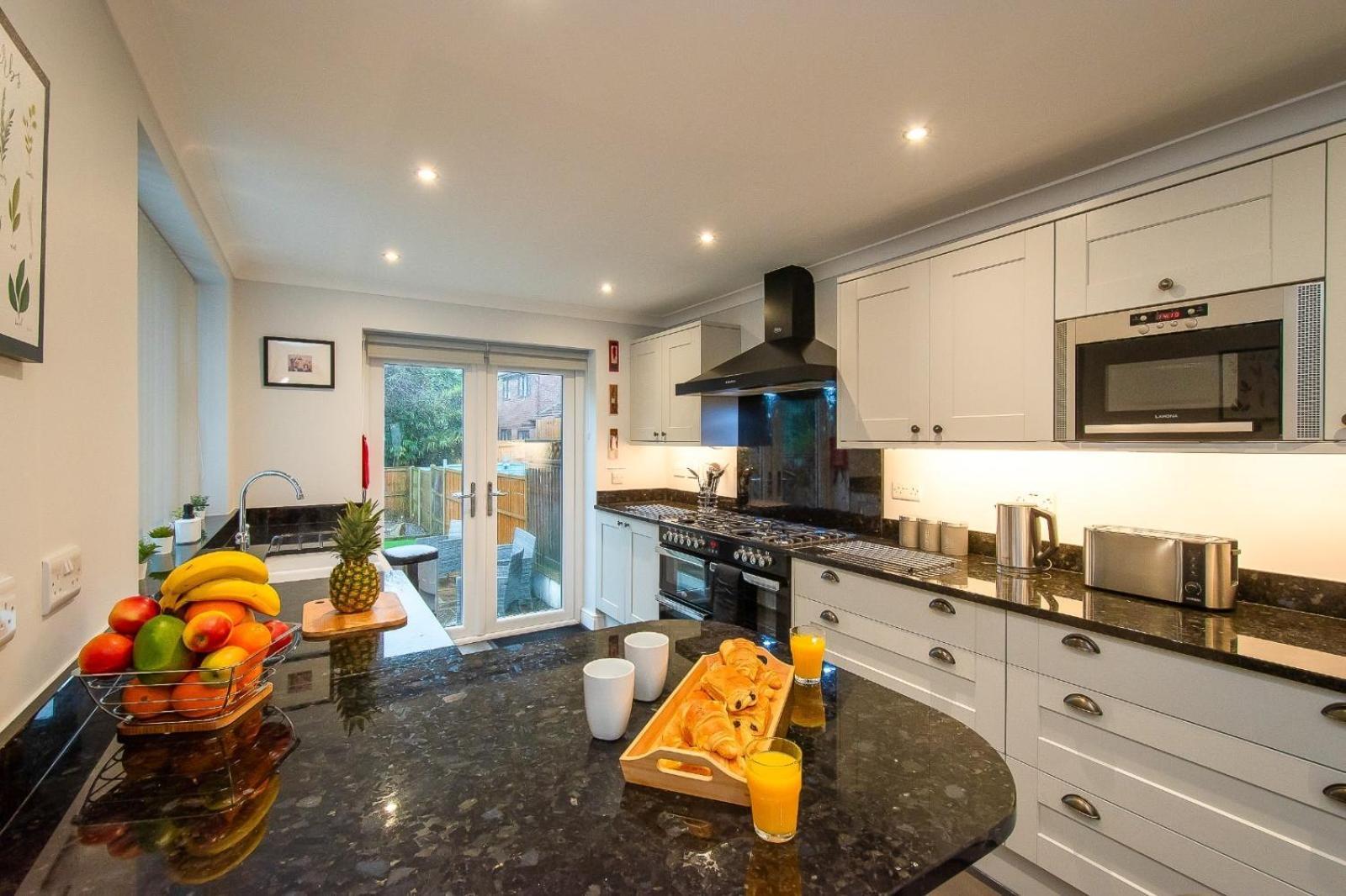 Casa One Hundred - A Beautiful 4 Bed House On The Beach Front Swansea Exterior photo