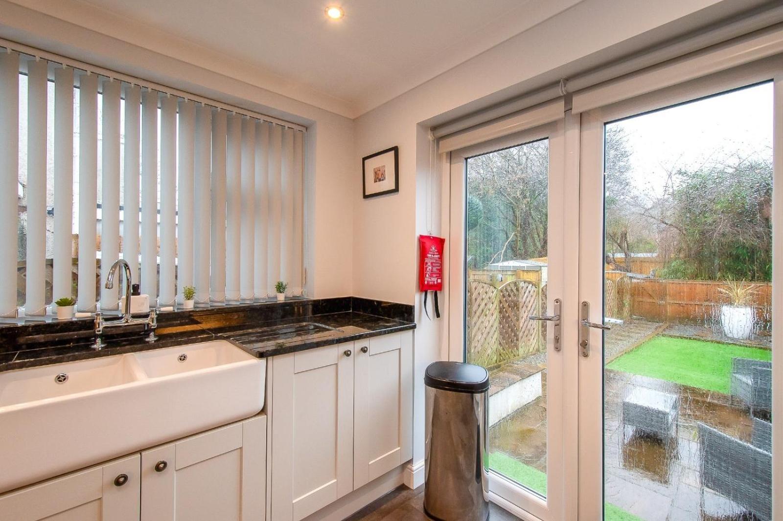 Casa One Hundred - A Beautiful 4 Bed House On The Beach Front Swansea Exterior photo