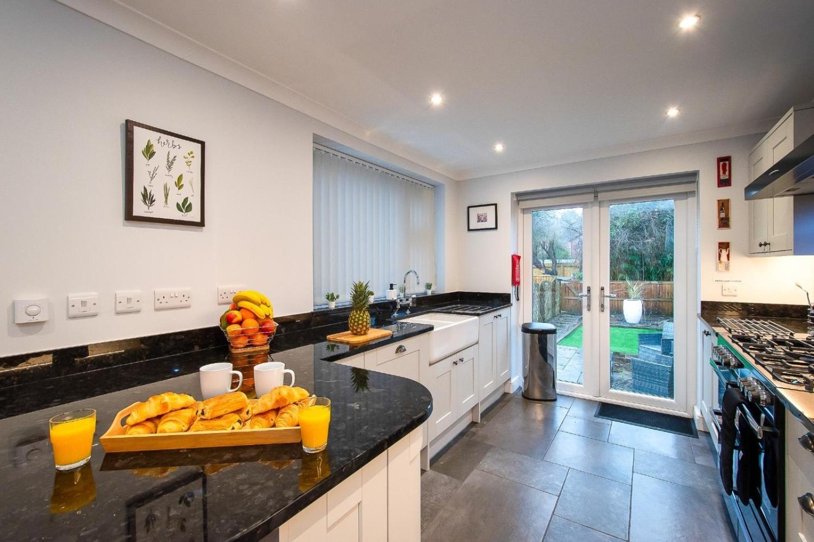 Casa One Hundred - A Beautiful 4 Bed House On The Beach Front Swansea Exterior photo